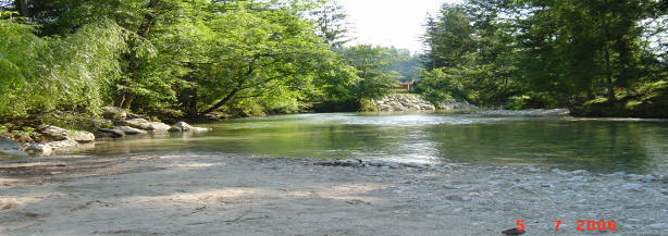 Flussufer am Campingplatz